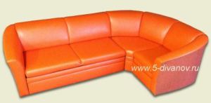 Яркий, заметный диван впишется в практически любой интерьер